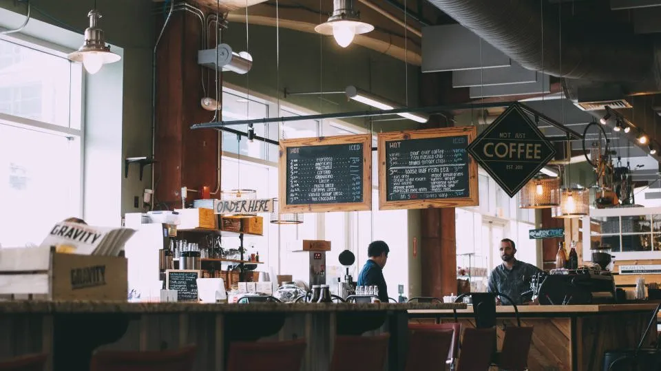 Theke eines modernen Cafés mit Angebotstafeln